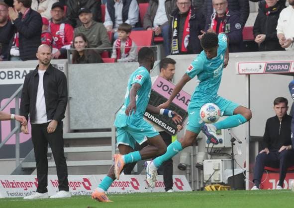 GER, 1 FBL, SC Freiburg vs TSG Hoffenheim 28 09 2025, Europa Park Stadion, Freiburg, GER, 1 FBL, SC Freiburg vs TSG Hoffenheim , im Bild Bazoumana Toure Hoffenheim , Bernardo Hoffenheim DFL regulations prohibit any use of photographs as image sequences and or quasi video nordphotoxGmbHx xBratic nph00250