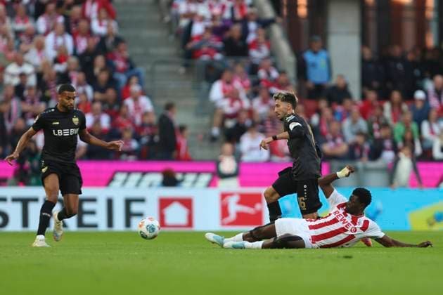 Atakan Karazor (VfB Stuttgart) und Ragnar Ache (1. FC Koeln) im Zweikampf waehrend des spiels der Bundesliga zwischen 1. FC Köln und VfB Stuttgart, RheinEnergieSTADION am 28. September 2025 in Köln, Deutschland. (Foto von Oliver Kaelke DeFodi Images) +++ Atakan Karazor (VfB Stuttgart) und Ragnar Ache (1. FC Koeln) battle for the ball during the Bundesliga match between 1. FC Köln and VfB Stuttgart at RheinEnergieSTADION on September 28, 2025 in Köln, Germany. (Photo by Oliver Kaelke DeFodi Images) DFL regulations prohibit any use of photographs as image sequences and or quasi-video. (Photo by Oliver Kaelke DeFodi Images) Atakan Karazor VfB Stuttgart and Ragnar Ache 1 FC Koeln in a duel during the Bundesliga match between 1 FC Köln and VfB Stuttgart, RheinEnergieSTADION on September 28, 2025 in Cologne, Germany Photo by Oliver Kaelke DeFodi Images Atakan Karazor VfB Stuttgart and Ragnar Ache 1 FC Koeln battle for the ball during the Bundesliga match between 1 FC Köln and VfB Stuttgart at RheinEnergieSTADION on September 28, 2025 in Köln, Germany Photo by Oliver Kaelke DeFodi Images DFL regulations prohibit any use of photographs as image sequences and or quasi video Photo by Oliver Kaelke DeFodi Images