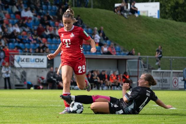 Kleve, Germany, September 28, 2025: Isa Warps (4 VfR Warbeyen) tackles the ball away from Vanessa Leimenstoll (29 1. FC Köln) during the DFB-Pokal der Frauen game between VfR Warbeyen and 1. FC Köln at the Bresserberg in Kleve, Germany (Martin Pitsch SPP) Copyright: xMartinxPitsch SPPx spp-en-MaPi-20250928_NIKON Z 6_warbeyenkoeln_DSC8074