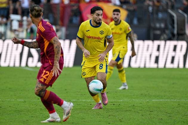 Suat Serdar of Hellas Verona runs with the ball during the match of 5th day of the Serie A Championship between A.S.Roma and Hellas Verona at the Olimpico Stadium on Sep 28, 2025 in Rome, Italy. during AS Roma vs Hellas Verona FC, Italian soccer Serie A match in Rome, Italy, September 28 2025  Copyright: xRobertoxRamaccia IPAxSportx xipa-agency.netx xx IPA_65875085 IPA_Agency_IPA65875085