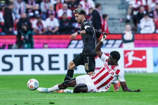 Sport, Football, Bundesliga Season 2025 2026 5 Matchday 1 FC Köln VfB Stuttgart 28 09 2025, RheinEnergieSTADION Atakan Karazor VfB Stuttgart, 16 Ragnar Ache 1 FC Köln, 9 Zweikampf Köln RheinEnergieSTADION Nordrhein Westfalen Germany