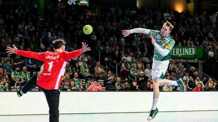 in the picture from l Matija Spikic ThSV E , Lasse Andersson Fuechse Berlin , duel, action, fight, fights for the ball, , goal, GER, Berlin, handball, Fuechse Berlin vs ThSV Eisenach, DAIKIN Handball Bundesliga, in the Max Schmeling Halle, 21 09 2025, Copyright: HMBxMedia UwexKoch