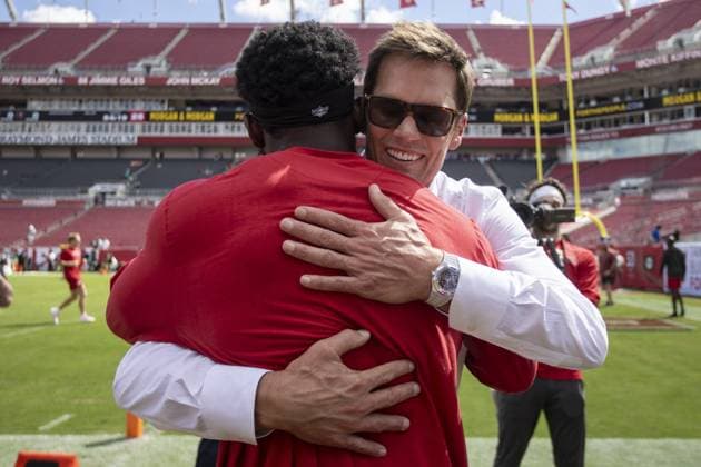 September 28, 2025, Tampa, Florida, USA: Fox Sports broadcaster Tom Brady hugs former teammate Tampa Bay Buccaneers wide receiver Chris Godwin Jr. (14) before the start of the game against the Philadelphia Eagles on Sunday, Sept. 28, 2025 in Tampa. Tampa USA - ZUMAs70_ 20250928_zan_s70_013 Copyright: xLuisxSantanax