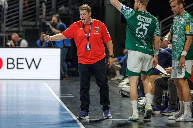 Berlin, 28 09 25, Handball Bundesliga, Fuechse Berlin ThSV Eisenach , Matchday 6, Max Schmeling Halle Coach Nicolej Krickau Fuechse Berlin stands gesticulating on the sidelines Fuechse Berlin ThSV Eisenach
