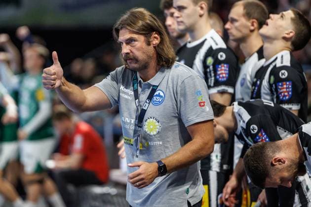 Berlin, 28 09 25, Handball Bundesliga, Fuechse Berlin ThSV Eisenach , Matchday 6, Max Schmeling Halle Coach Sebastian Hinze ThSV Eisenach gesticulating on the sidelines Fuechse Berlin ThSV Eisenach