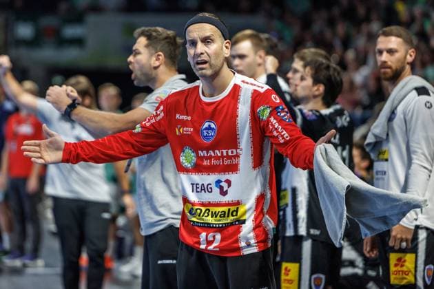Berlin, 28 09 25, Handball Bundesliga, Fuechse Berlin ThSV Eisenach , Matchday 6, Max Schmeling Halle Goalkeeper Silvio Heinevetter ThSV Eisenach gesticulating on the sidelines Fuechse Berlin ThSV Eisenach