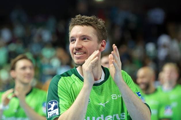 28 09 2025, xovx, Handball Daikin Handball Bundesliga, HSG Wetzlar GWD Minden The players of HSG Wetzlar around Dominik Mappes HSG Wetzlar celebrate the 39 28 victory against GWD Minden Wetzlar Buderus Arena Hessen Germany EN
