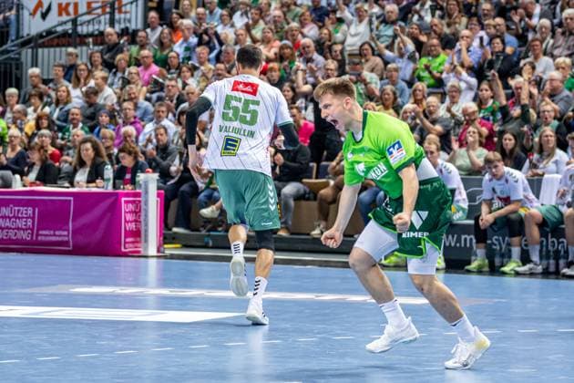 Handball Bundesliga HSG Wetzlar GWD Minden, 28 09 25 Tizian Weimer HSG Wetzlar, 24 , Azat Valiullin GWD Minden, 55 Handball Bundesliga HSG Wetzlar GWD Minden Wetzlar, 28 09 25 Copyright: xBEAUTIFULxSPORTS Roeczeyx