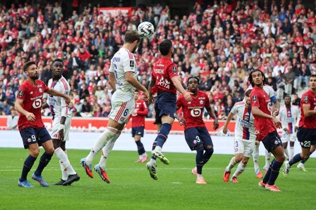 FOOTBALL : LOSC Lille vs Olympique Lyonnais - Ligue 1 J6 - 28 09 2025 Francis TESSMANN (Olympique Lyonnais) et Calvin VERDONK (LOSC Lille) lors du match LOSC Lille vs Olympique Lyonnais, Ligue 1 J6, Decathlon Arena stade Pierre Mauroy, le 28 septembre 2025 - photo Laurent Sanson PsnewZ  Copyright: xLaurentxSANSONx xPsnewZx