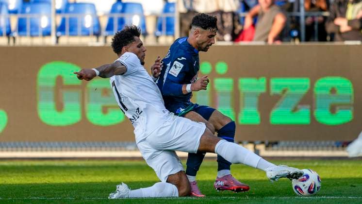 v li Paul Philipp Besong Ulm, 17 , Nader Jindaoui El Jindaoui, TSG II, 30 , duel, duel scene, duel, tackle, tackling, dynamics, action, action, 28 09 2025, Sinsheim Germany , Football, 3 Liga, TSG 1899 Hoffenheim II SSV Ulm 1846, DFB DFL REGULATIONS PROHIBIT ANY USE OF PHOTOGRAPHS AS IMAGE SEQUENCES AND OR QUASI VIDEO xozx