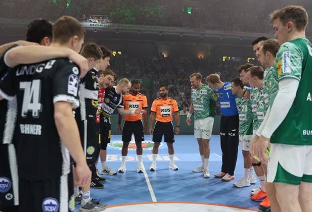 GER HBL season 2025 2026 FÜCHSE Berlin vs ThSV Eisenach, 28 09 25, Max Schmeling Halle, Berlin, Welcome, before the game, center circle, referee, both teams