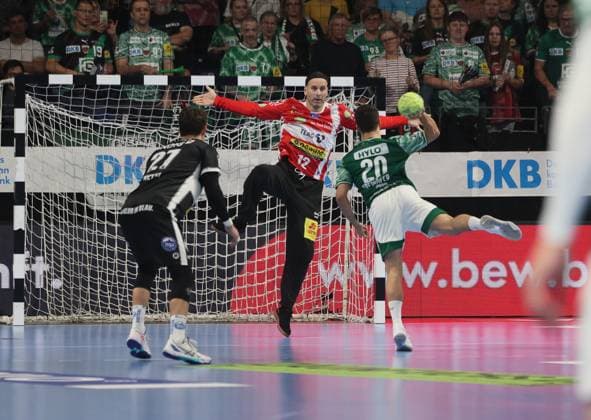 GER HBL Season 2025 2026 FÜCHSE Berlin vs ThSV Eisenach, 28 09 25, Max Schmeling Halle, Berlin, Silvio HEINEVETTER ThSV Eisenach 12 , Tim FREIHÖFER Füchse Berlin 20 , seven-meter penalty throw