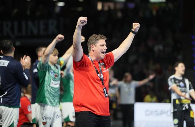GER HBL season 2025 2026 FÜCHSE Berlin vs ThSV Eisenach, 28 09 25, Max Schmeling Halle, Berlin, Nikolej KRICKAU Füchse Berlin coach cheers his teams successful defensive action, on the sideline, emotion, fist, scream
