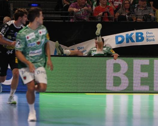 GER HBL Season 2025 2026 FÜCHSE Berlin vs ThSV Eisenach, 28 09 25, Max Schmeling Halle, Berlin, Lasse Bredekjaer ANDERSSON Füchse Berlin 11 falls behind the advertising board and fortunately remains uninjured