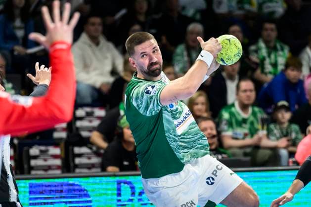 in the picture from l Fabian Wiede Fuechse Berlin , goes for goal, GER, Berlin, Handball, Fuechse Berlin vs ThSV Eisenach, DAIKIN Handball Bundesliga, in der Max Schmeling Halle, 21 09 2025, Copyright: HMBxMedia UwexKoch