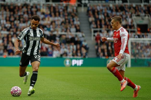 28th September 2025; St James Park, Newcastle, England; Premier League Football, Newcastle United versus Arsenal; Leandro Trossard of Arsenal attests to block a cross from Jacob Murphy of Newcastle United  CraigxCowan