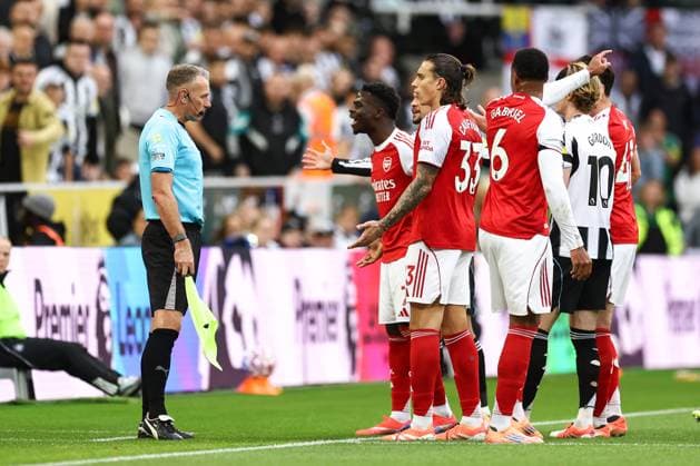 Newcastle United gegen Arsenal 28. September 2025, Newcastle Premier League Fußball Newcastle United gegen Arsenal Gabriel von Arsenal und Bukayo Saka von Arsenal beschweren sich beim Schiedsrichterassistenten Foto Jacques Feeney Abseits Newcastle UK  Copyright: xJacquesxFeeneyx xOffsidexOffside