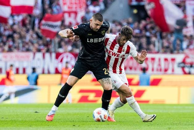 1 Soccer Bundesliga 1 FC Köln VfB Stuttgart 28 09 2025 duel Jeff Chabot VfB Stuttgart, 24 , Jan Thielmann 1 FC Köln, 29 1 Soccer Bundesliga, 1 FC Köln VfB Stuttgart, Cologne, Rheinenergiestadion on 28 09 2025 DFL REGULATIONS PROHIBIT ANY USE OF PHOTOGRAPHS AS IMAGE SEQUENCES AND OR QUASI VIDEO Copyright: xBEAUTIFULxSPORTS Wunderlx