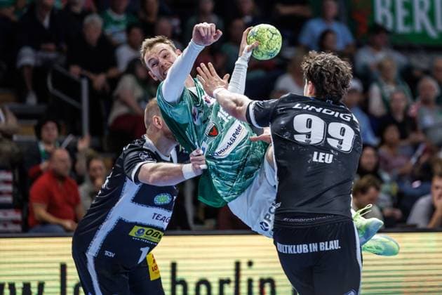 Berlin, 28 09 25, Handball Bundesliga, Fuechse Berlin ThSV Eisenach , Matchday 6, Max Schmeling Halle Mathias Gidsel Fuechse Berlin throws the ball on goal Fuechse Berlin ThSV Eisenach