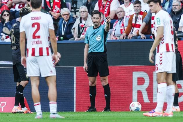 Sport, Football, Bundesliga Season 2025 2026 5 Matchday 1 FC Köln VfB Stuttgart 28 09 2025, RheinEnergieSTADION Dr Matthias Jöllenbeck Referee decides on penalty for VfB Stuttgart Köln RheinEnergieSTADION Nordrhein Westfalen Germany after VAR sighting
