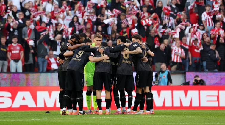Stuttgart , Bundesliga Soccer 1 FC Köln vs VfB Stuttgart, Feature, the Stuttgart team forms a circle According to the regulations of the DFL German Soccer League, it is prohibited to use or have used photographs taken in the stadium and or of the match in the form of sequential images and or video-like photo series