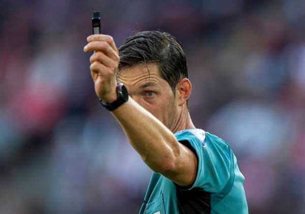 Dr Dr Matthias Joellenbeck DFB Schiedsrichter zeigt die Pfeife 28 09 2025, 1 FC Köln VfB Stuttgart Fussball, 1 Bundesliga, RheinEnergieStadion Köln DFL regulations prohibit any use of photographs as image sequences and or quasi video Copyright: HMBxMedia xMarcoxBader