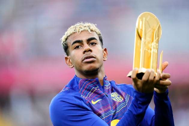 Sport Themen der Woche KW 39 FC Barcelona, Barca v Real Sociedad - LaLiga EA Sports Lamine Yamal right winger of Barcelona and Spain with the Kopa trophy prior the LaLiga EA Sports match between FC Barcelona and Real Sociedad at Estadi Olimpic Lluis Companys on September 28, 2025 in Barcelona, Spain. Barcelona Spain  Copyright: xJosexBretonx originalFilename:bretonhernandez-fcbarcel250928_npJ3g.jpg