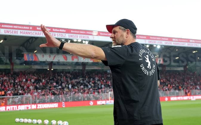 Coach Steffen Baumgart greets the fans, he is banned with a red card and has to sit in the stands Portrait Portrait Single image close up Sport Football Soccer Bundesliga Men DFL 5 Matchday Season 2025 2026 28 09 2025 1 FC Union Berlin FCU vs Hamburger SV HSV DFL regulations prohibit any use of photographs as image sequences and or quasi video