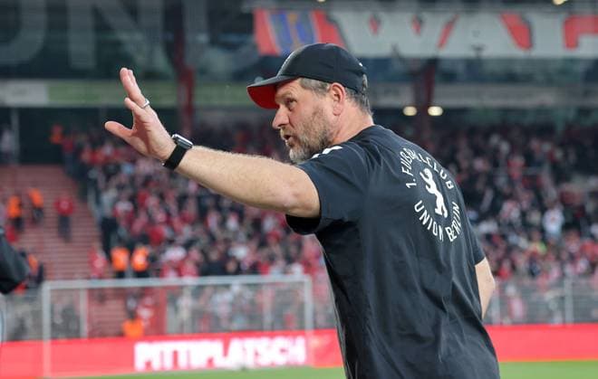 Coach Steffen Baumgart greets the fans, he is banned with a red card and has to sit in the stands Portrait Portrait Single image close up Sport Football Soccer Bundesliga Men DFL 5 Matchday Season 2025 2026 28 09 2025 1 FC Union Berlin FCU vs Hamburger SV HSV DFL regulations prohibit any use of photographs as image sequences and or quasi video