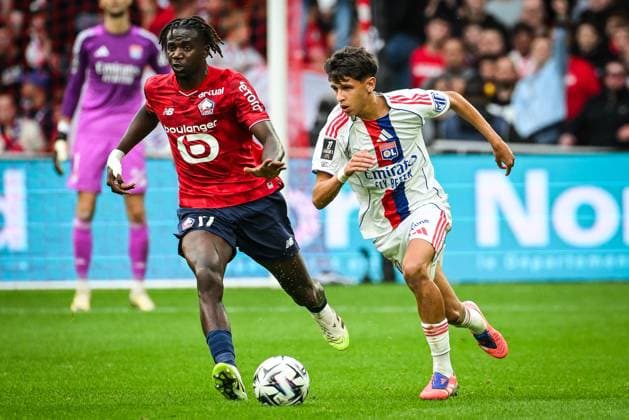 September 28, 2025, Villeneuve-D ascq, France, France: Ngal ayel MUKAU of Lille and Khalis MERAH of Lyon during the Ligue 1 match between Lille OSC (LOSC) and Olympique Lyonnais (OL) at Pierre Mauroy Stadium on September 28, 2025 in Villeneuve-d Ascq near Lille, France. Villeneuve-D ascq France - ZUMAm308 20250928_zsp_m308_009 Copyright: xMatthieuxMirvillex