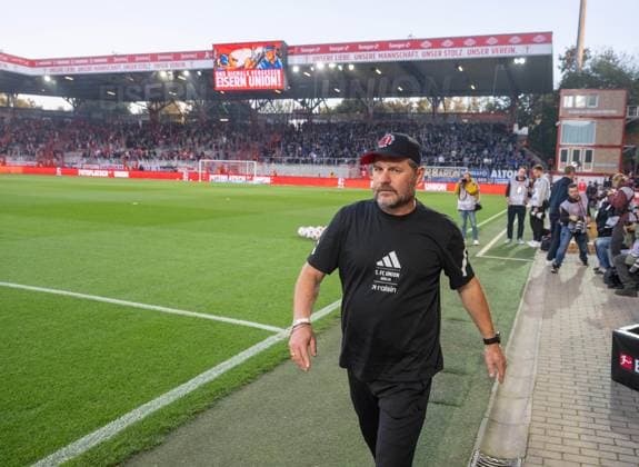 Soccer, Men, Season 2025 2026, 1 Bundesliga 5 Matchday , 1 FC Union Berlin Hamburger SV, Coach Steffen Baumgart 1 FC Union Berlin after the pitch inspection, 28 09 2025, Copyright: xMatthiasxKochx
