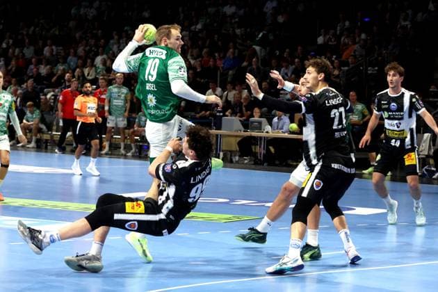 DEU, DHB, 1 HBL, Fuechse Berlin vs ThSV Eisenach, 28 09 2025, Max Schmeling Halle, Berlin, DEU, DHB, 1 HBL, Fuechse Berlin vs ThSV Eisenach, in the picture Mathias Gidsel Fuechse Berlin 19 , Tillmann Leu Eisenach 99 , Philipp Meyer Eisenach 27 nordphotoxGmbHx xEngler nph00076