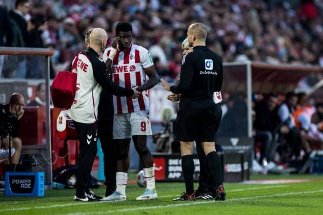 1 Soccer Bundesliga 1 FC Köln VfB Stuttgart 28 09 2025 Ragnar Ache 1 FC Köln, 9 on the sideline after treatment and check 1 Soccer Bundesliga, 1 FC Köln VfB Stuttgart, Cologne, Rheinenergiestadion on 28 09 2025 DFL REGULATIONS PROHIBIT ANY USE OF PHOTOGRAPHS AS IMAGE SEQUENCES AND OR QUASI VIDEO Copyright: xBEAUTIFULxSPORTS Wunderlx