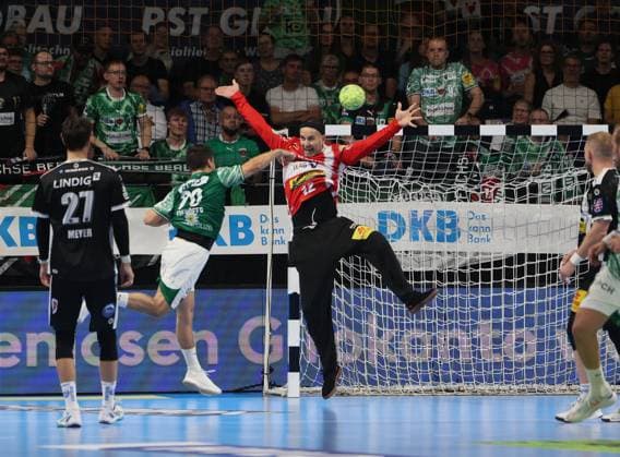 GER HBL Season 2025 2026 FÜCHSE Berlin vs ThSV Eisenach, 28 09 25, Max Schmeling Halle, Berlin, Tim FREIHÖFER Füchse Berlin 20 throws from the left wing but fails against Silvio HEINEVETTER ThSV Eisenach 12