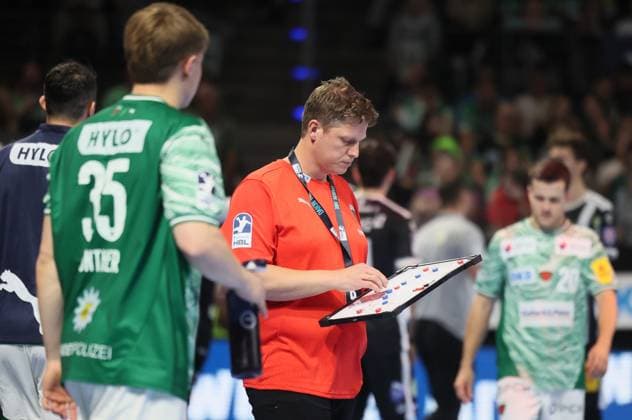 GER HBL Season 2025 2026 FÜCHSE Berlin vs ThSV Eisenach, 28 09 25, Max Schmeling Halle, Berlin, Nikolej KRICKAU Füchse Berlin Trainer , tactics board, coaching, timeout