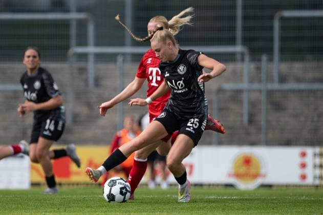 Kleve, Germany, September 28, 2025: Yael Mollink (25 VfR Warbeyen) shielding the ball from Anna Gerhardt (21 1. FC Köln) during the DFB-Pokal der Frauen game between VfR Warbeyen and 1. FC Köln at the Bresserberg in Kleve, Germany (Martin Pitsch SPP) Copyright: xMartinxPitsch SPPx spp-en-MaPi-20250928_NIKON Z 6_warbeyenkoeln_DSC8095