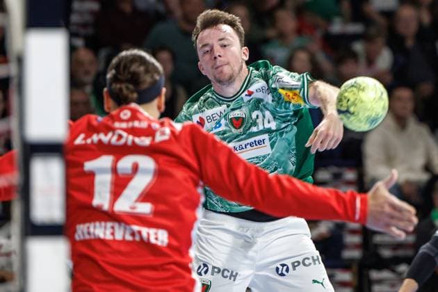 Berlin, 28 09 25, Handball Bundesliga, Fuechse Berlin ThSV Eisenach , 6 Matchday, Max Schmeling Halle Hakun West av Teigum Fuechse Berlin throws the ball on goal Fuechse Berlin ThSV Eisenach