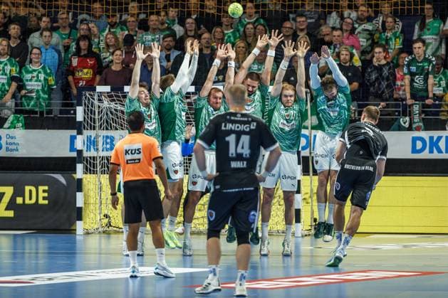 Berlin, 28 09 25, Handball Bundesliga, Fuechse Berlin ThSV Eisenach , Matchday 6, Max Schmeling Halle Max Beneke ThSV Eisenach throws the ball on goal Fuechse Berlin ThSV Eisenach