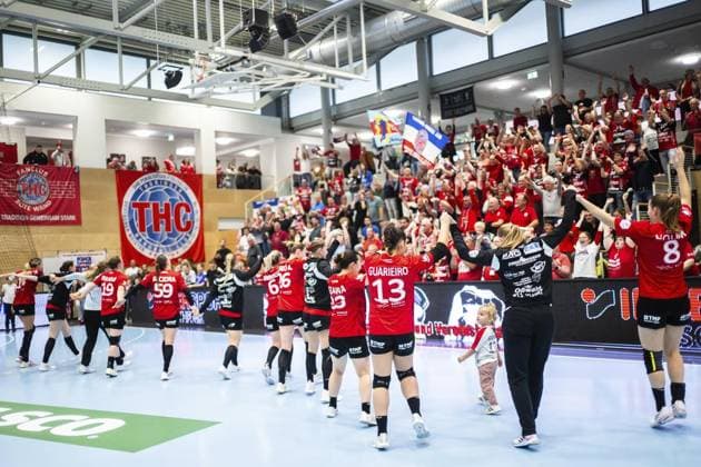 HANDBALL WOMEN DHB POKAL EIGHTEENTH FINAL THC BUXTEHUDER SV FOR EDITORIAL PURPOSES ONLY p 28 09 2025 Bad Langensalza Handball Women 1 Bundesliga Women Season 2025 2026 Salzhalle DHB Pokal Achtelfinale Thüringer HC Buxtehuder SV in photo THC cheering after the final whistle Germany Thueringen Bad Langensalza Copyright SaschaxFromm Copyright: SaschaxFromm doc82l9prwozhj10fgwk4a2 ,EDITORIAL USE ONLY Copyright: SaschaxFromm