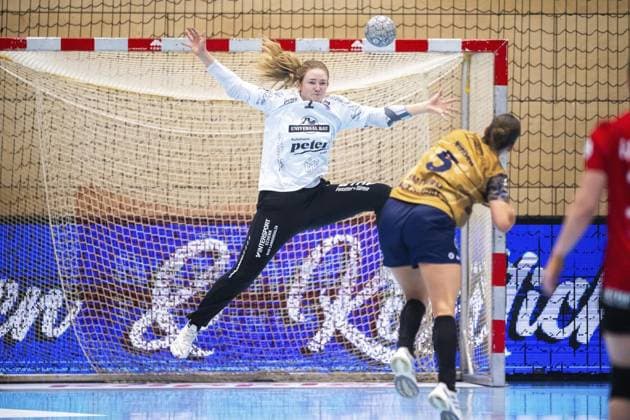 HANDBALL WOMEN DHB CUP EIGHTEEN FINALS THC BUXTEHUDER SV FOR EDITORIAL PURPOSES ONLY p 28 09 2025 Bad Langensalza Handball Women 1 Bundesliga Women Season 2025 2026 Salzhalle DHB Cup round of 16 Thüringer HC Buxtehuder SV in photo Goalkeeper Christina Löwgren Hallberg 1 Thüringer HC in duel with Maj Nielsen 5 Buxtehuder SV Germany Thuringia Bad Langensalza Copyright SaschaxFromm Copyright: SaschaxFromm doc82l9psgauck1n11g54xm ,EDITORIAL USE ONLY Copyright: SaschaxFromm