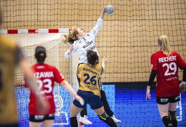 HANDBALL WOMEN DHB CUP EIGHTH FINAL THC BUXTEHUDER SV FOR EDITORIAL PURPOSES ONLY p 28 09 2025 Bad Langensalza Handball Women 1 Bundesliga Women Season 2025 2026 Salzhalle DHB Cup Round of 16 Thüringer HC Buxtehuder SV in the photo Goalkeeper Christina Löwgren Hallberg 1 Thüringer HC saves Christin Kaufmanns throw 26 Buxtehuder SV Germany Thuringia Bad Langensalza Copyright SaschaxFromm Copyright: SaschaxFromm doc82l9pu3xue9sztkhcd9 ,EDITORIAL USE ONLY Copyright: SaschaxFromm