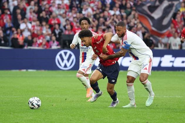 FOOTBALL : LOSC Lille vs Olympique Lyonnais - Ligue 1 J6 - 28 09 2025 Tiago SANTOS (LOSC Lille) et Corentin TOLISSO (Olympique Lyonnais) lors du match LOSC Lille vs Olympique Lyonnais, Ligue 1 J6, Decathlon Arena stade Pierre Mauroy, le 28 septembre 2025 - photo Laurent Sanson PsnewZ  Copyright: xLaurentxSANSONx xPsnewZx