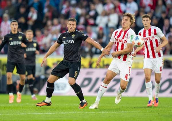 duel between Timo Huebers 1 FC Koeln, 4 and Ermedin Demirovic VfB Stuttgart, 9 28 09 2025, 1 FC Köln VfB Stuttgart Fussball, 1 Bundesliga, RheinEnergieStadion Köln DFL regulations prohibit any use of photographs as image sequences and or quasi video Copyright: HMBxMedia xMarcoxBader