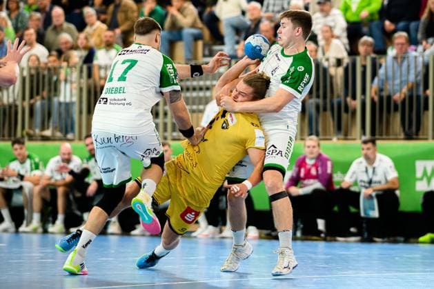 Backngang 2 HBL 25 26 HC Oppenweiler Backnang HSG Krefeld f li Niklas Diebel HCOB , Joern Persson Krefeld , Timm Buck HCOB Backnang Murrtal Arena Baden Württemberg Germany