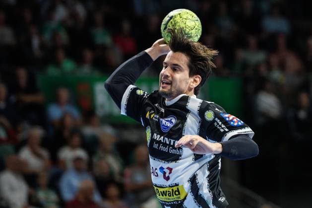 Berlin, 28 09 25, Handball Bundesliga, Fuechse Berlin ThSV Eisenach , Matchday 6, Max Schmeling Halle Timothy Reichmuth ThSV Eisenach throws the ball on goal Fuechse Berlin ThSV Eisenach