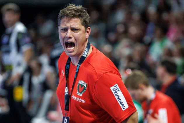 Berlin, 28 09 25, Handball Bundesliga, Fuechse Berlin ThSV Eisenach , Matchday 6, Max Schmeling Halle Coach Nicolej Krickau Fuechse Berlin stands gesticulating on the sidelines Fuechse Berlin ThSV Eisenach