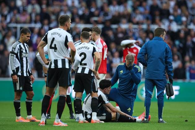 Newcastle United v Arsenal - Premier League Tino Livramento of Newcastle United is treated for injury during the Premier League match between Newcastle United and Arsenal at St James Park on September 28, 2025 in Newcastle upon Tyne, England. Newcastle upon Tyne St. James Park England United Kingdom Copyright: xEdxSykes Sportsphoto APLx 14136399
