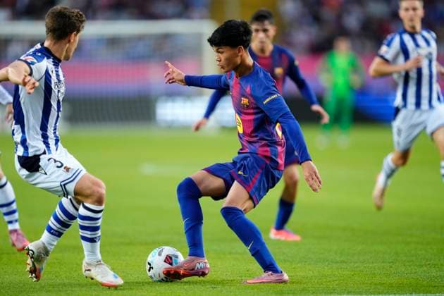 FC Barcelona, Barca v Real Sociedad - LaLiga EA Sports Pedro Fernandez Dro of Barcelona and Spain surrounded by Real Sociedad players during the LaLiga EA Sports match between FC Barcelona and Real Sociedad at Estadi Olimpic Lluis Companys on September 28, 2025 in Barcelona, Spain. Barcelona Spain  Copyright: xJosexBretonx originalFilename:bretonhernandez-fcbarcel250928_np46f.jpg