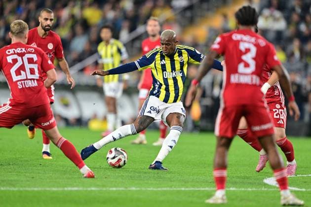 Fenerbahce v Antalyaspor - Turkish Super Lig ISTANBUL, TURKIYE - SEPTEMBER 28: Talisca (C) of Fenerbahce in action against Nikola Storm of Antalyaspor during the Trendyol Super Lig week 7 match between Fenerbahce and Antalyaspor at Chobani Stadium in Istanbul, Turkiye on September 28, 2025. Serhat Cagdas Anadolu Istanbul Turkey. Editorial use only. Please get in touch for any other usage.  Copyright: x2025xAnadoluxSerhatxCagdasx