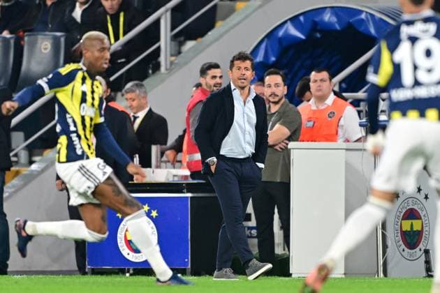 Fenerbahce v Antalyaspor - Turkish Super Lig ISTANBUL, TURKIYE - SEPTEMBER 28: Head Coach of Antalyaspor Emre Belozoglu gives tactics during the Trendyol Super Lig week 7 match between Fenerbahce and Antalyaspor at Chobani Stadium in Istanbul, Turkiye on September 28, 2025. Serhat Cagdas Anadolu Istanbul Turkey. Editorial use only. Please get in touch for any other usage.  Copyright: x2025xAnadoluxSerhatxCagdasx